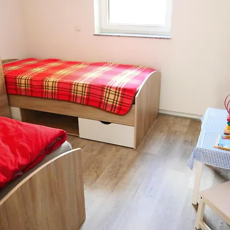 Апартаменты Haus Kleiner Findling Im Lausitzer Seenland Tatzschwitz